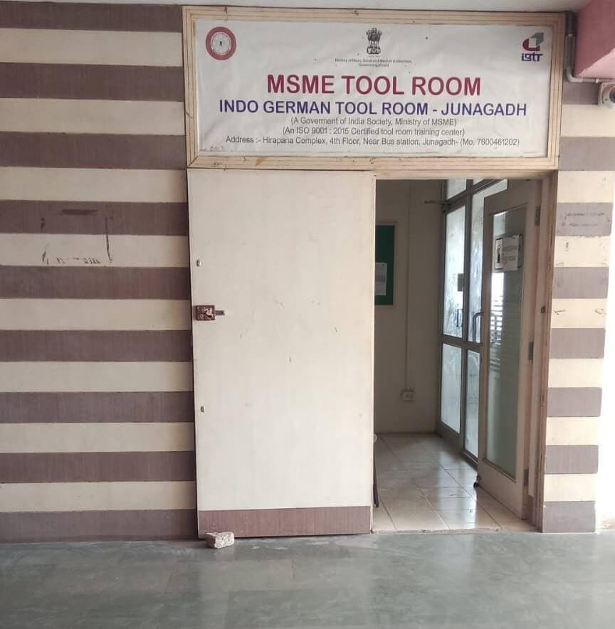 PROJECTOR & CLASS ROOM